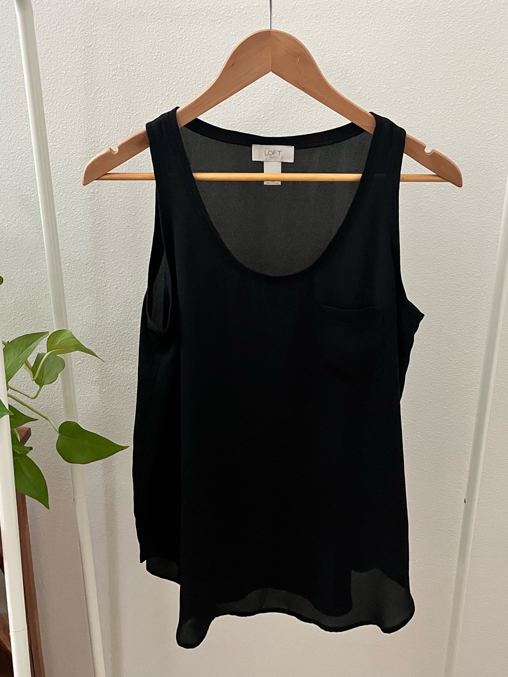 LOFT Black Sleeveless Scoop Neck Camisole